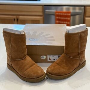 Women’s size 9 Ugg Australia classic short boots